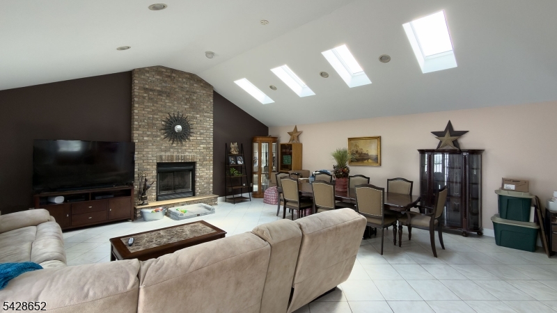 28 Noel Dr