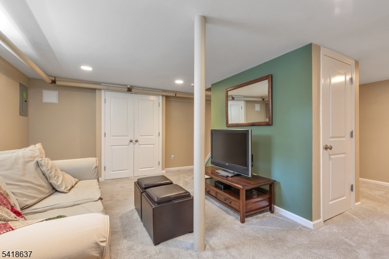 75 Hillside Ave