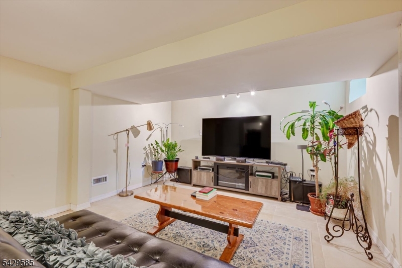 174 Runyon Ave