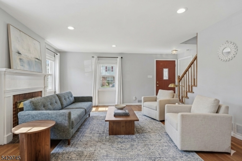 2 Lloyd Pl