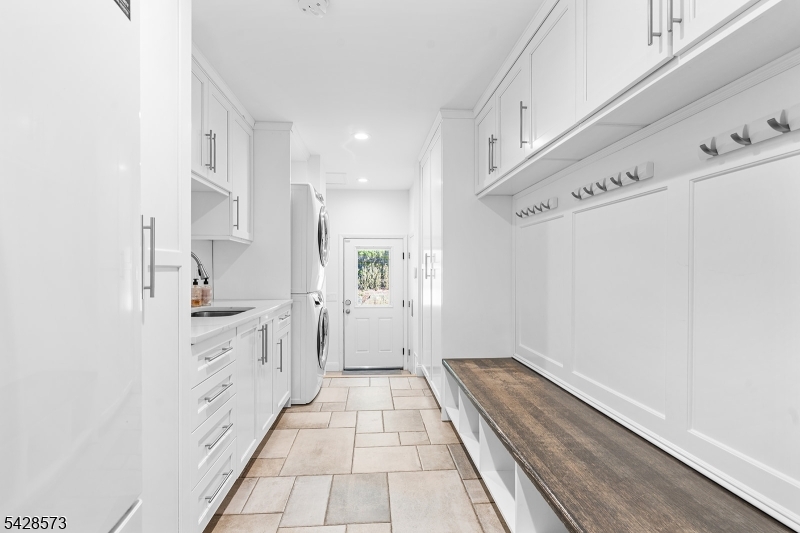 37 Hemlock Rd