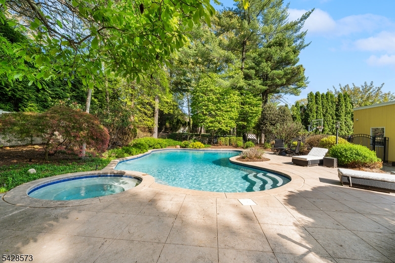37 Hemlock Rd