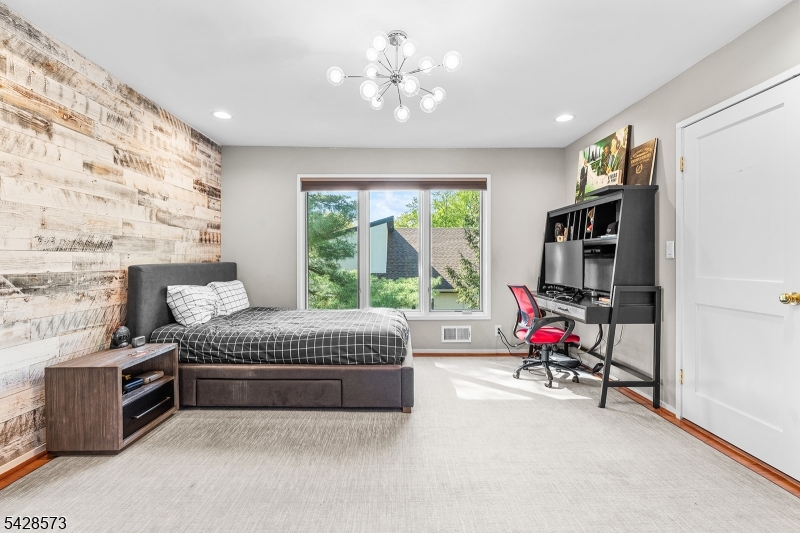 37 Hemlock Rd