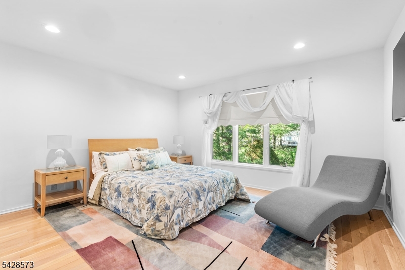 37 Hemlock Rd
