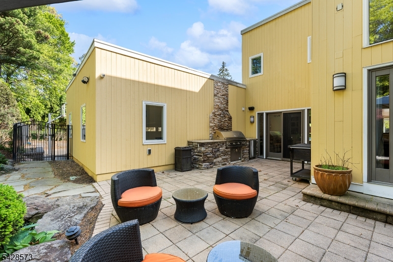 37 Hemlock Rd