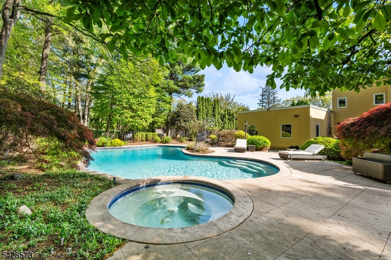 37 Hemlock Rd