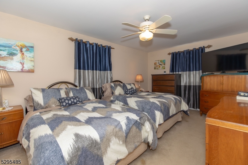 28 Elizabeth Dr