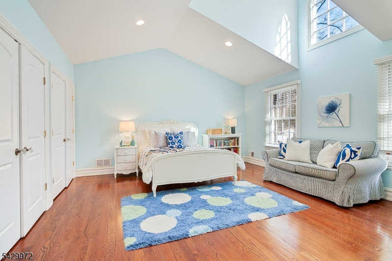 9 Bishops Ln