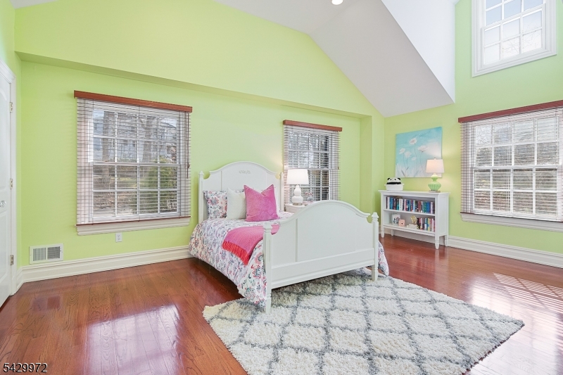 9 Bishops Ln