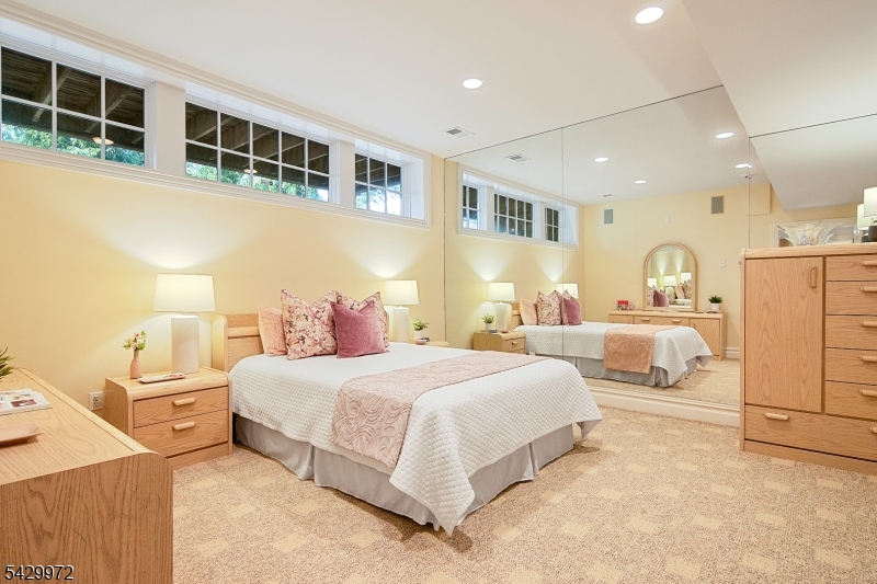 9 Bishops Ln