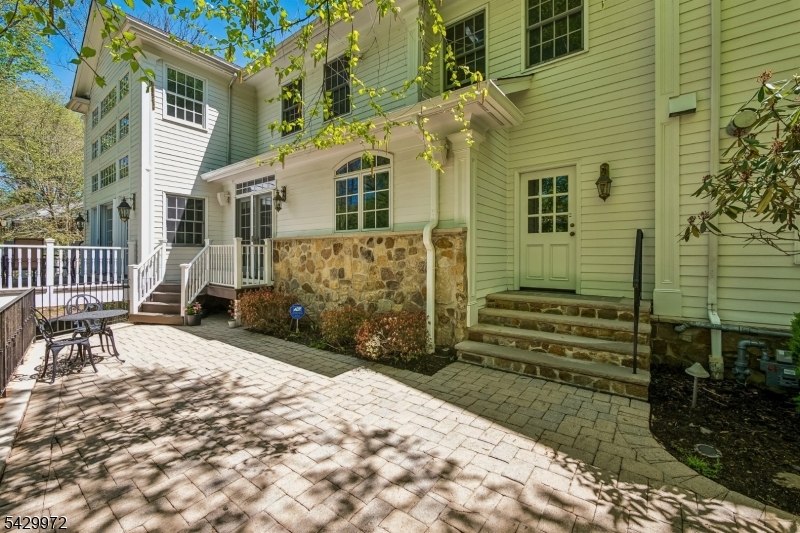 9 Bishops Ln