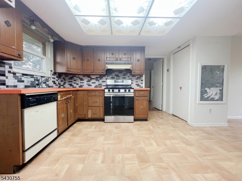 89 W Warren St