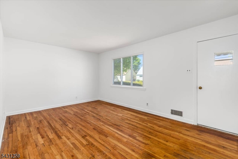 23 Riverdale Ave