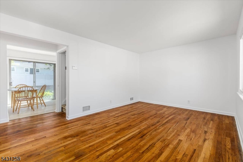 23 Riverdale Ave