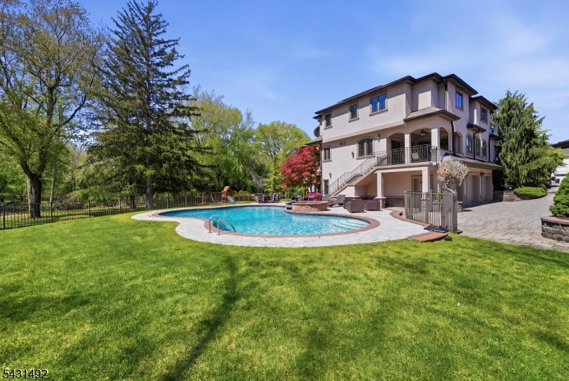 305 Blauvelt Ct