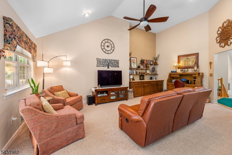21 Towpath Ln