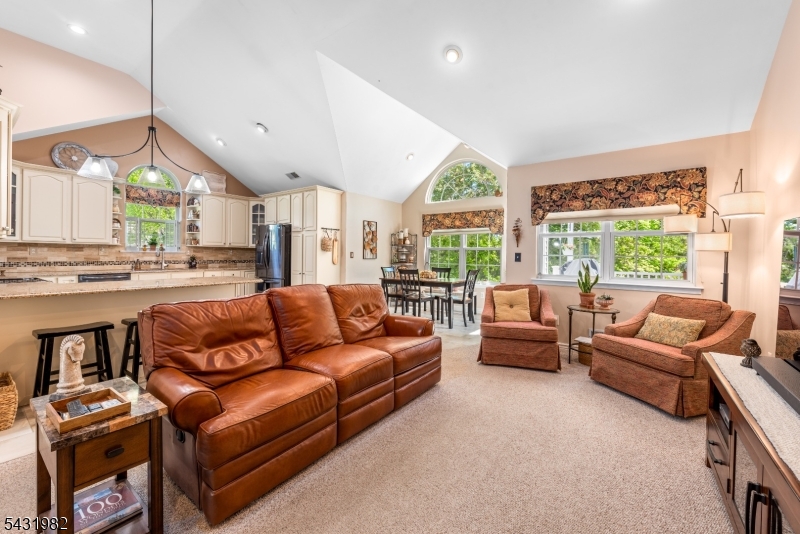 21 Towpath Ln