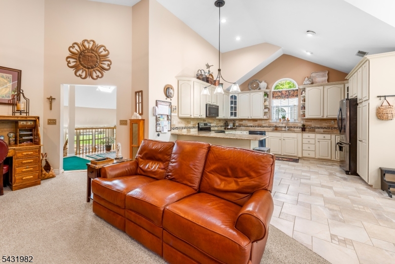 21 Towpath Ln