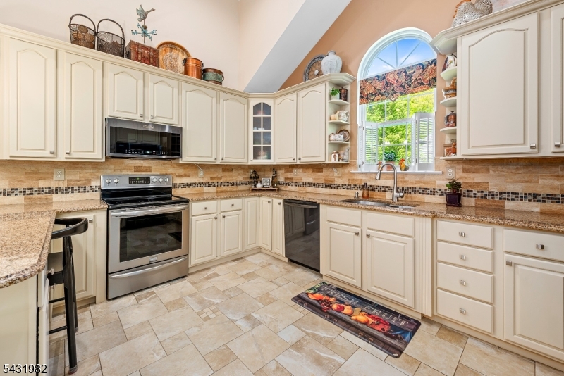 21 Towpath Ln