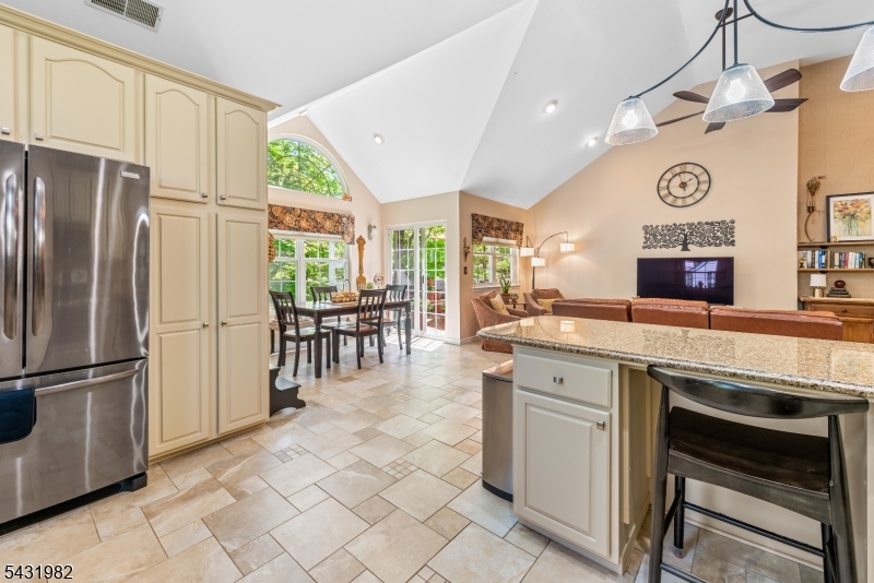 21 Towpath Ln