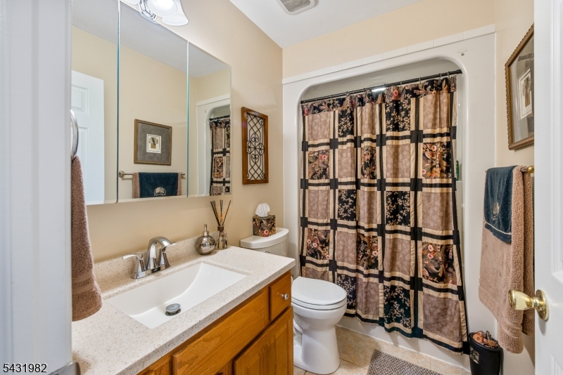 21 Towpath Ln