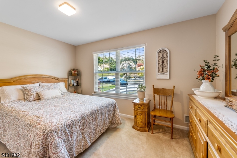 21 Towpath Ln