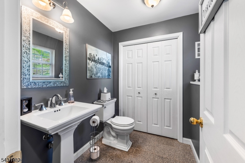 21 Towpath Ln
