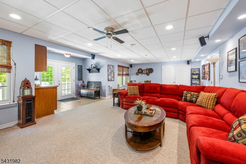 21 Towpath Ln