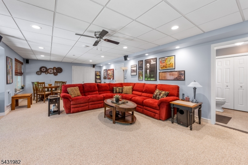 21 Towpath Ln