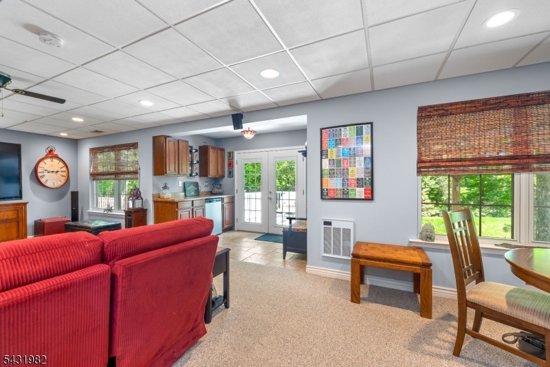 21 Towpath Ln
