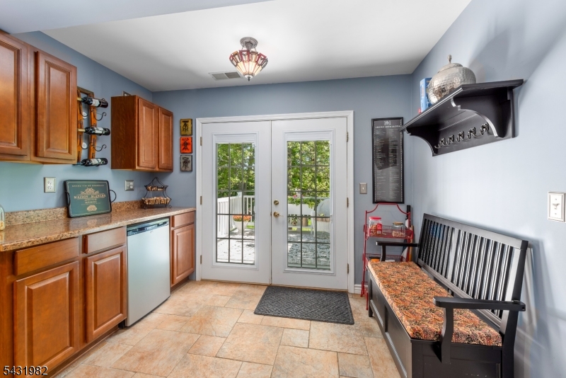 21 Towpath Ln