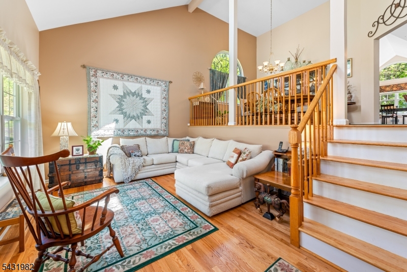 21 Towpath Ln