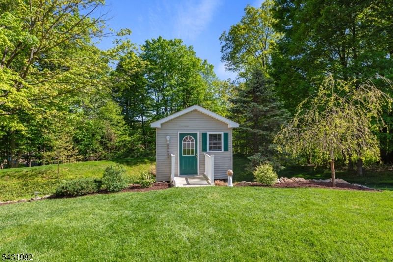 21 Towpath Ln
