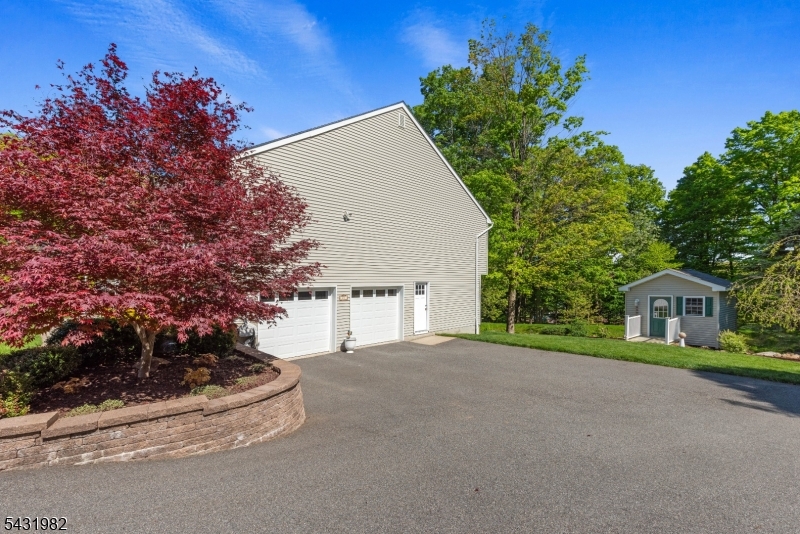 21 Towpath Ln