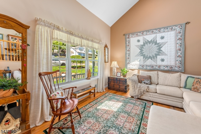 21 Towpath Ln