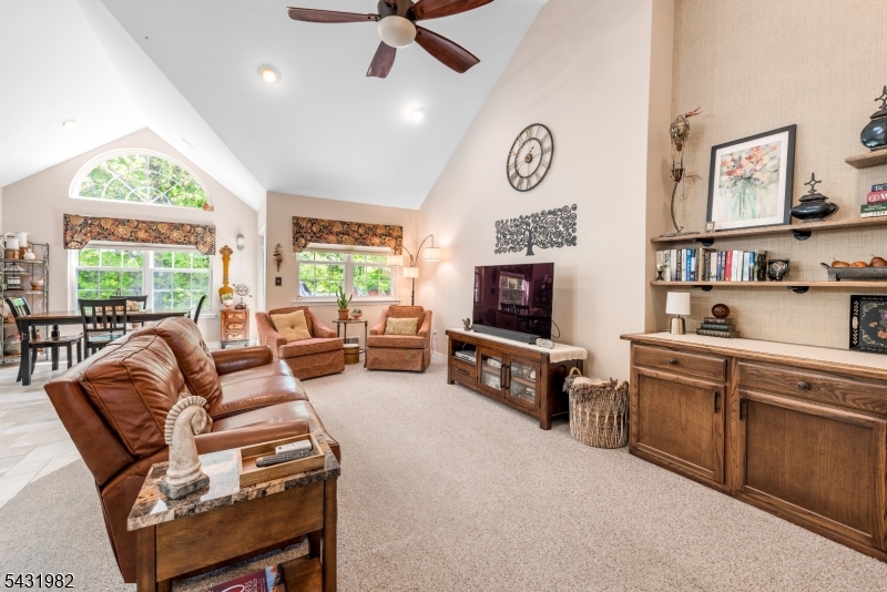 21 Towpath Ln