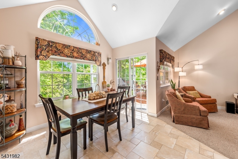21 Towpath Ln