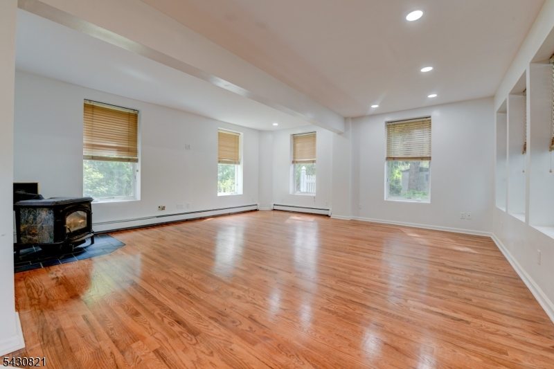 10 Toye St