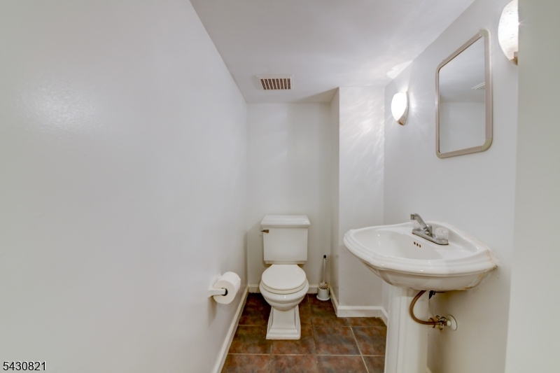 10 Toye St