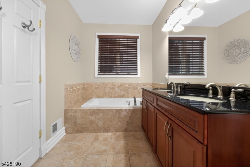 4 Mayflower Ct