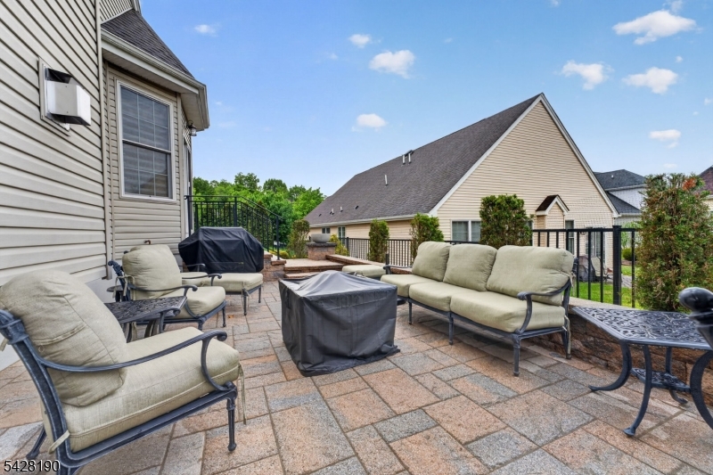 4 Mayflower Ct