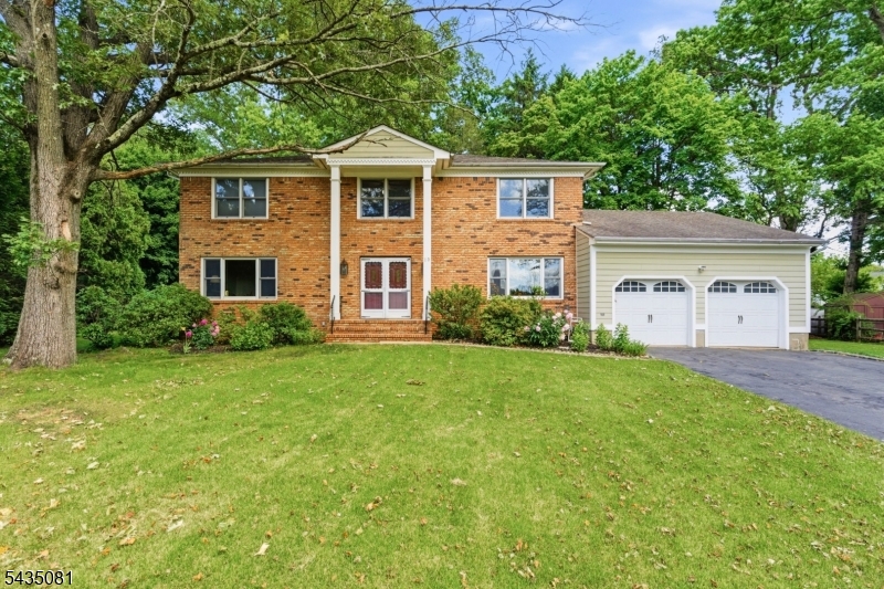 10 Dickens Ct