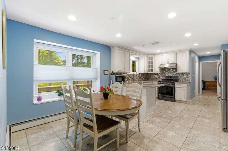 10 Dickens Ct