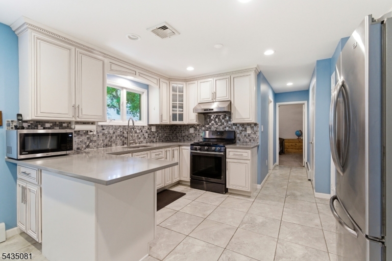 10 Dickens Ct