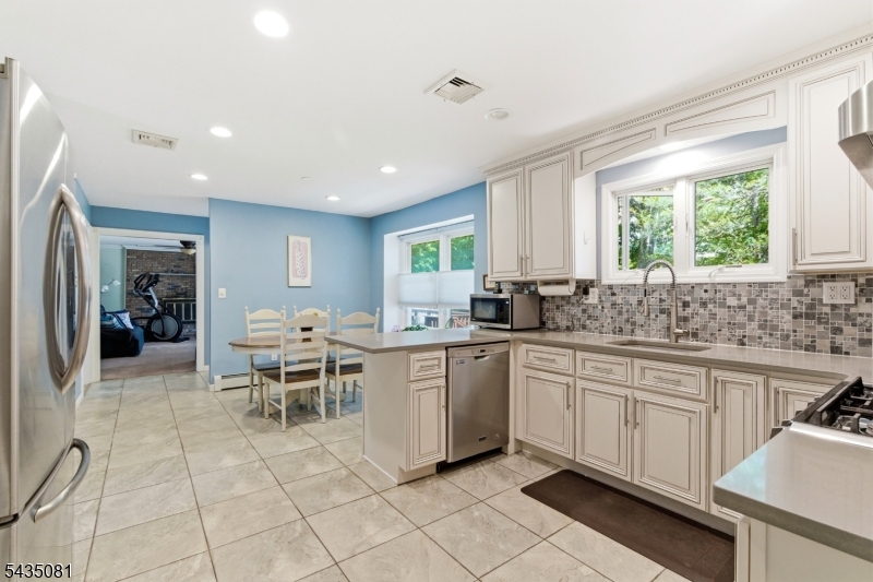 10 Dickens Ct
