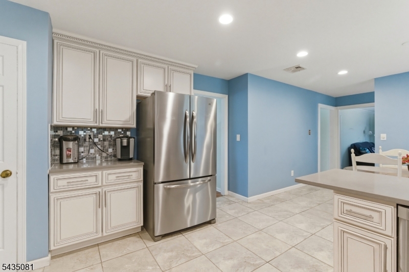 10 Dickens Ct