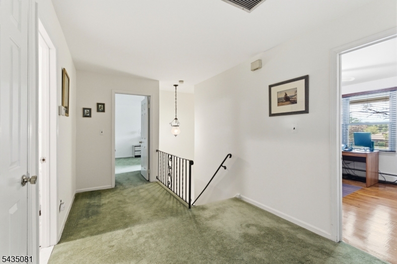 10 Dickens Ct