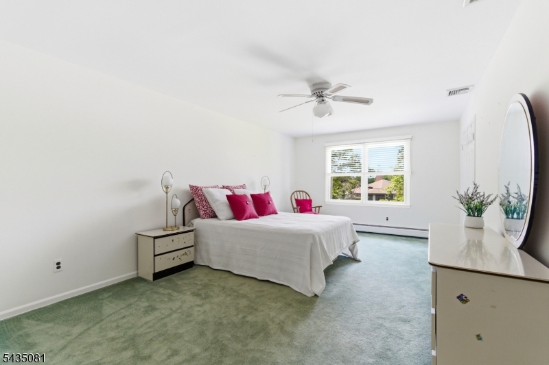 10 Dickens Ct