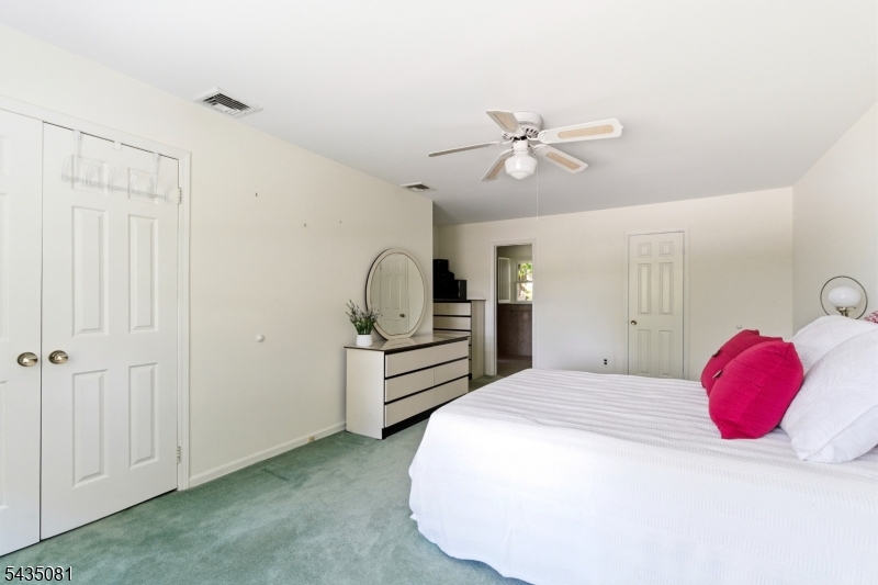 10 Dickens Ct