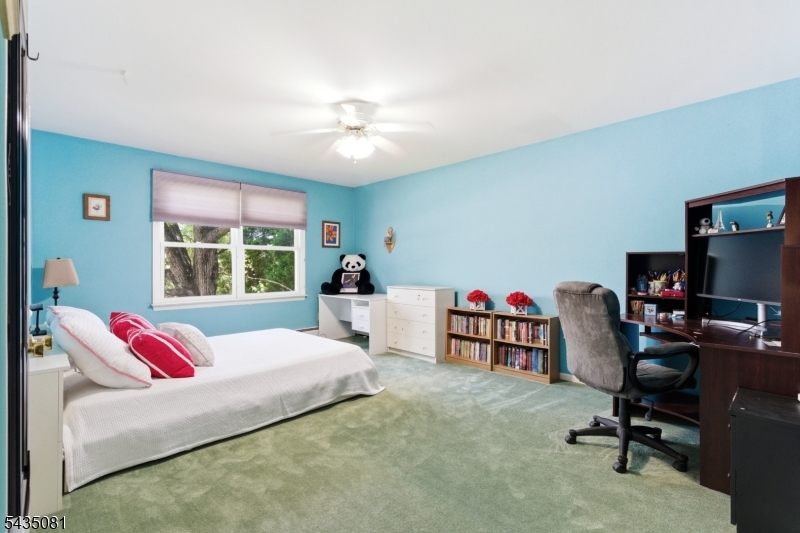 10 Dickens Ct